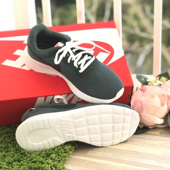 NWT Nike 🔥Tanjun Outdoor Green WMNS - Picture 3 of 6